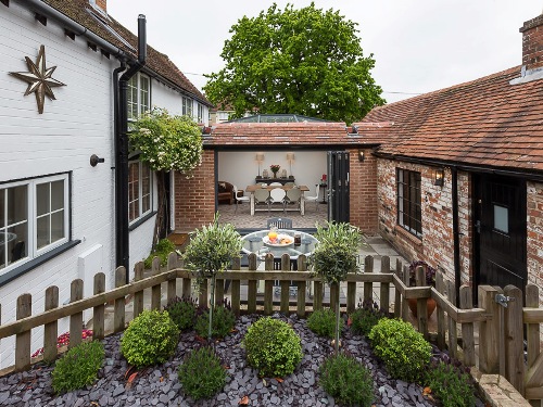 Silverton Cottage is walking distance to lots of places to eat